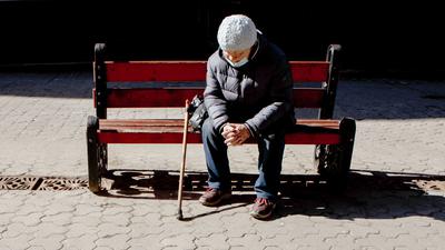 Alleine und einsam: Besonders viele ältere Menschen (hier ein Symbolbild) leiden zurzeit an Kontaktarmut oder sozialer Isolation, die schwerwiegende gesundheitliche Folgen haben kann. Doch es gibt Hilfsprojekte, die den Betroffenen den Weg zurück in die Gemeinschaft erleichtern.