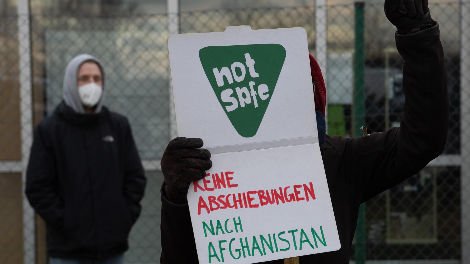 «Keine Abschiebungen nach Afghanistan» steht auf einem Plakat einer Demonstration am ehemaligen Flughafen Schönefeld. Mit der Aktion protestieren sie gegen eine von Brandenburg organisierte Sammelabschiebung nach Afghanistan. 