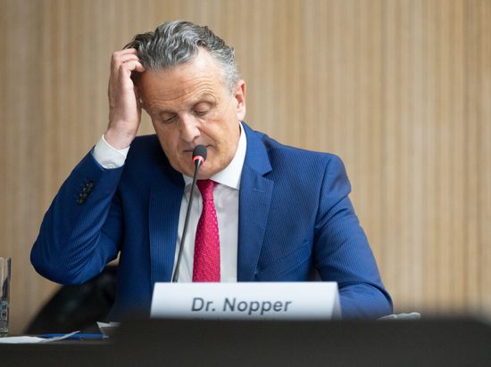Frank Nopper (CDU), Oberbürgermeister von Stuttgart, nimmt an einer Sondersitzung des Innenausschusses zu einer Demonstration gegen Corona-Auflagen am 17. April 2021 in der baden-württembergischen Landeshauptstadt teil. 