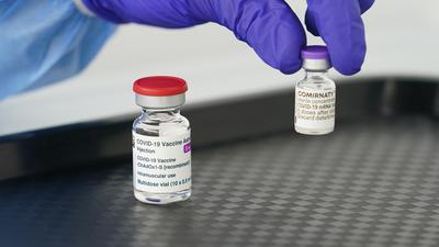 Unterschiedlich beliebt: Rechts der Corona-Impfstoff von Biontech, links eine Impfdose mit Astrazeneca, das angeblich von Ärzten nicht so oft bestellt wird.