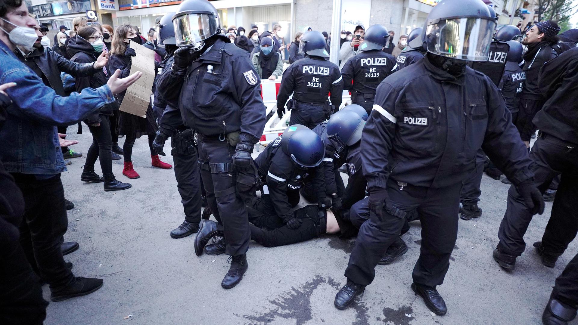 Mit Gewalt gegen das Gewaltmonopol: Während die Kriminalität in Deutschland relativ gering bleibt, wird die Verrohung in Teilen der Gesellschaft zum Problem. Polizisten geraten nicht selten in gefährliche Situationen, etwa auf Demonstrationen, und es gibt mehr Gewalttaten gegen Polizeibeamte.