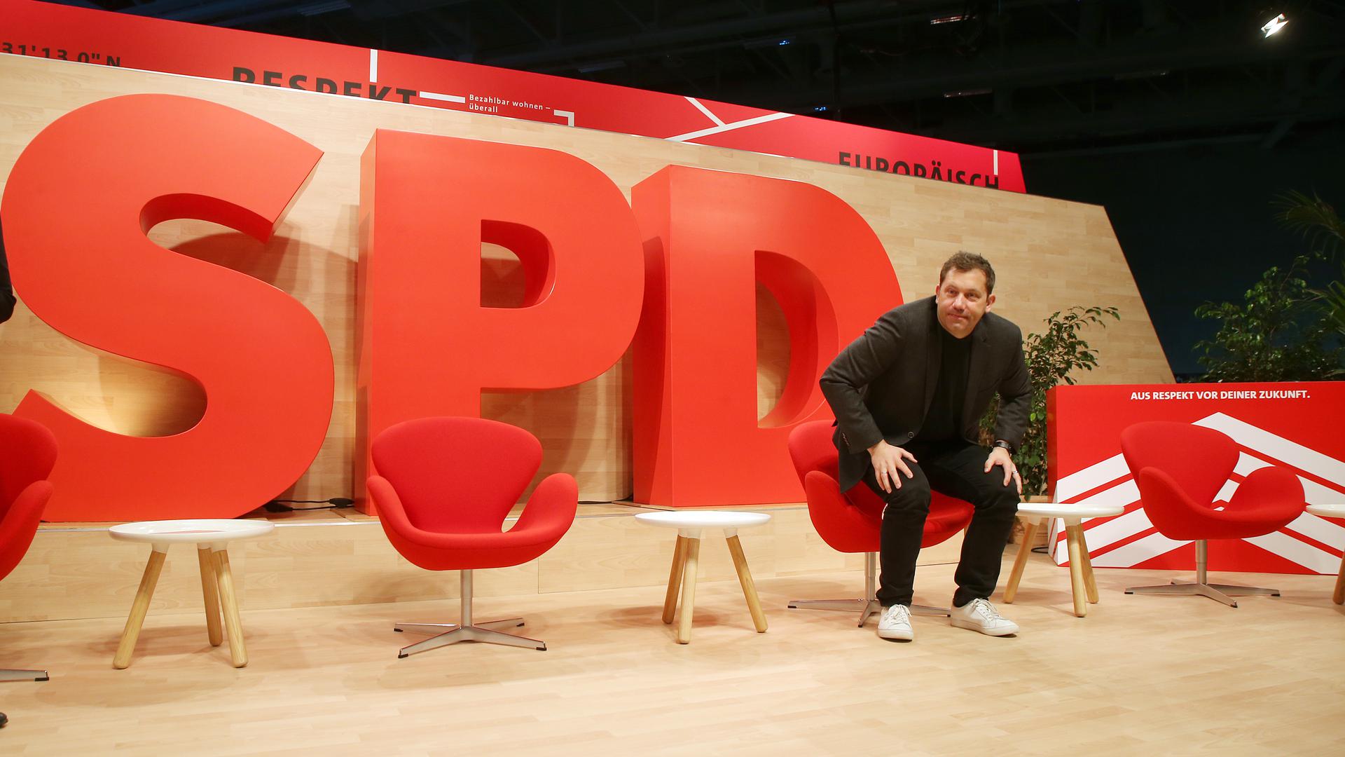 Lars Klingbeil, Generalsekretär der SPD, sitzt beim Bundesparteitag der SPD auf einem Stuhl.