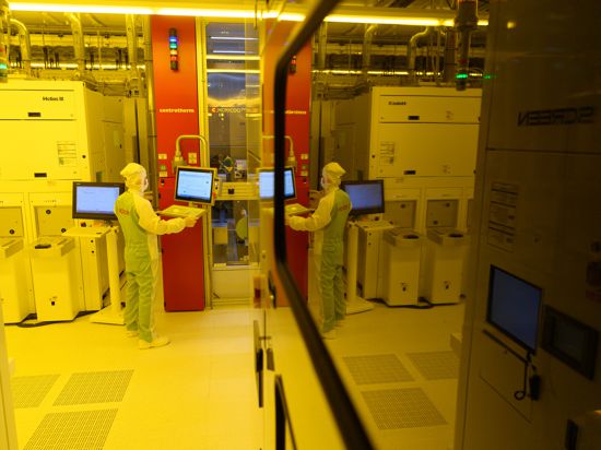 Ein Mitarbeiter steht während eines Presserundgangs in der neuen Halbleiterfabrik von Bosch im Reinraum an einer Maschine für die Bestückung von 300-Millimeter-Wafern. Die Chipfabrik wird am 07.06.2021 offiziell in Betrieb genommen. +++ dpa-Bildfunk +++