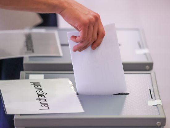 Stimmabgabe am Wahltag: Wie sich die Wähler entscheiden, wird von vielen Faktoren beeinflusst. Auch die Umfragewerte in der Zeit vor der Wahl spielen laut Experten eine große Rolle. 