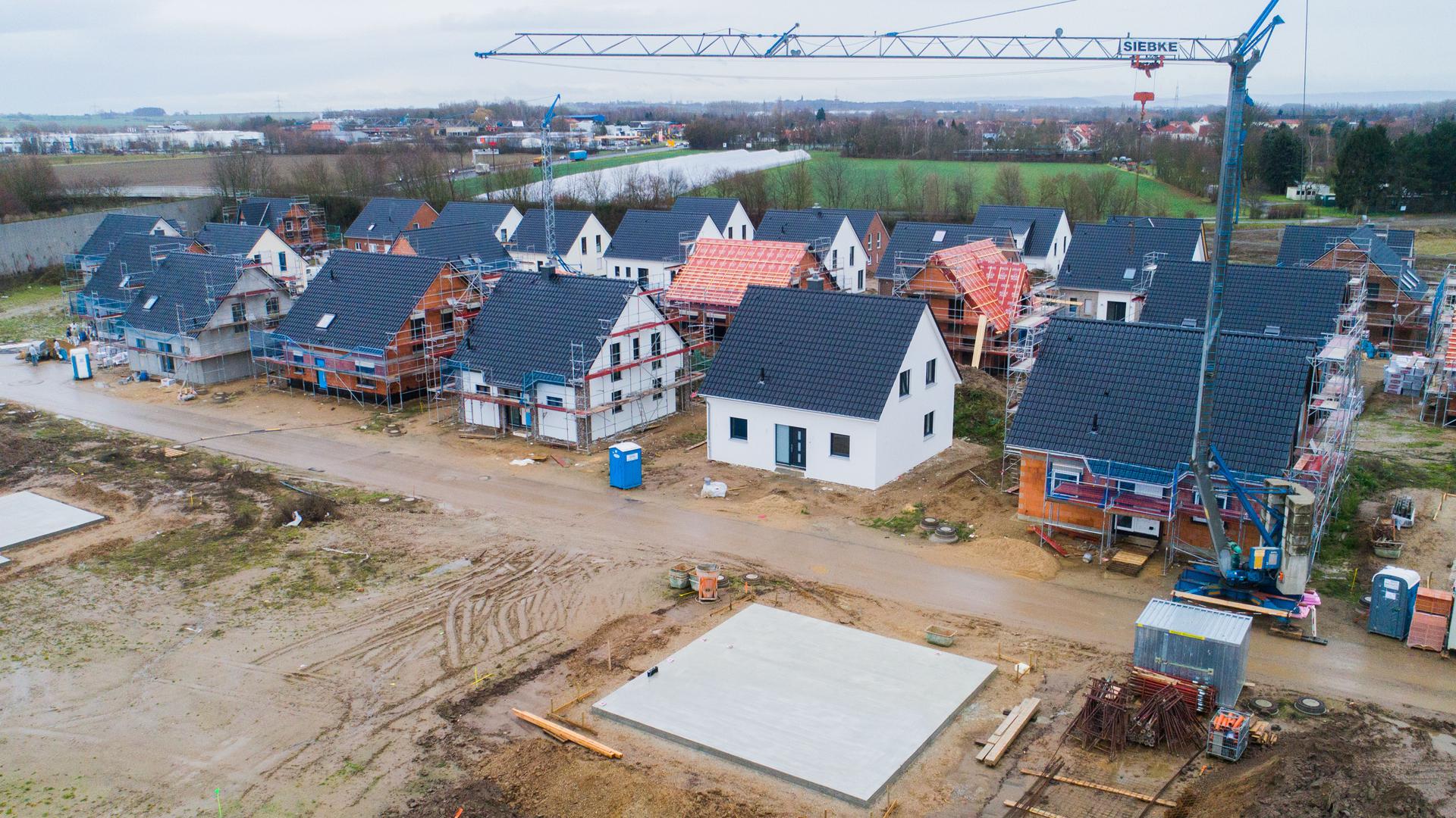 Einfamilienhäuser werden in der Region Hannover gebaut. Im Landtag in Hannover soll am Mittwoch das neue Grundsteuergesetz beschlossen werden - die für Haus- und Grundstücksbesitzer fällige Grundsteuer soll ab 2025 nach einer neuen, vom künftigen Bundesmodell abweichenden Berechnungsformel erhoben werden. +++ dpa-Bildfunk +++