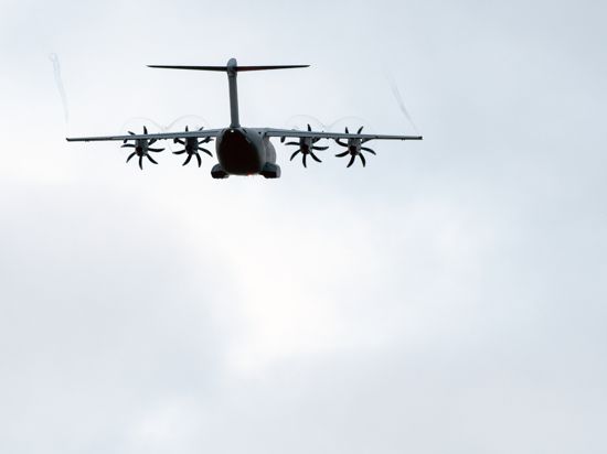 Sollte die Rettung bringen: Mit dem Bundeswehr-Flugzeug vom Typ Airbus A400M sollten einige Menschen aus Kabul evakuiert werden. An Bord waren beim ersten gelungenen Versuch aber lediglich sieben Personen. 