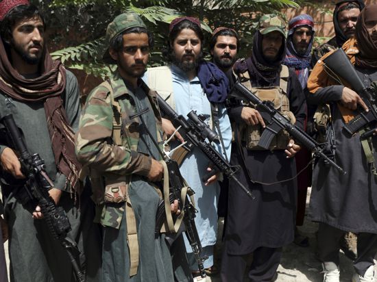 Taliban-Kämpfer stehen wir ein Foto zusammen im Viertel Wazir Akbar Khan. Die Taliban versichten am Dienstag, 17.08.2021, dass die Sicherheit von Botschaften und der Stadt Kabul gewährleistet sei, auch setzten sie sich für die Rechte von Frauen im Rahmen der islamischen Scharia ein. +++ dpa-Bildfunk +++