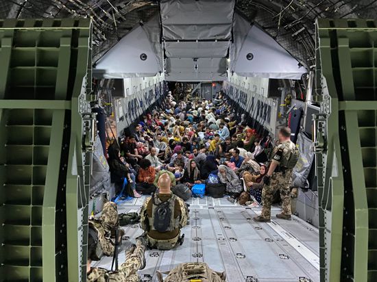 Die Bundeswehr hat weitere deutsche Staatsbürger und afghanische Ortskräfte aus Kabul gerettet und möchte solange Menschen ausfliegen, wie es die Sicherheitslage erlaubt.