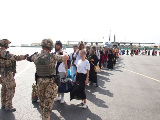 Geplatzte Träume vom Leben in Sicherheit: Die Bundeswehr hat es während ihrer Evakuierungsaktion auf dem Flughafen Kabul nicht geschafft, alle gefährdeten afghanischen Ortskräfte nach Deutschland auszufliegen. 