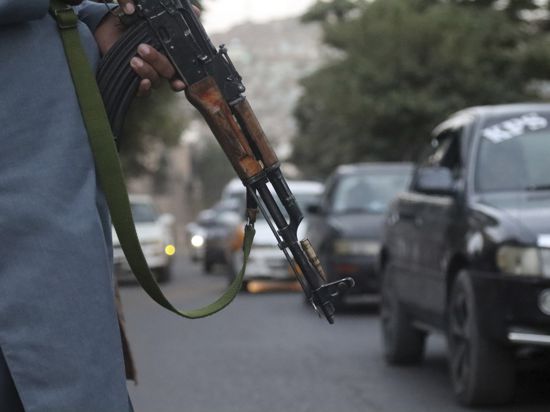 Kontrolle auf den Straßen: Die Taliban haben die Hauptstadt Kabul eingenommen. In anderen ländlicheren Gegenden Afghanistans müssen die Bürger schon länger mit der Bedrohung durch die radikalen Islamisten umgehen. 