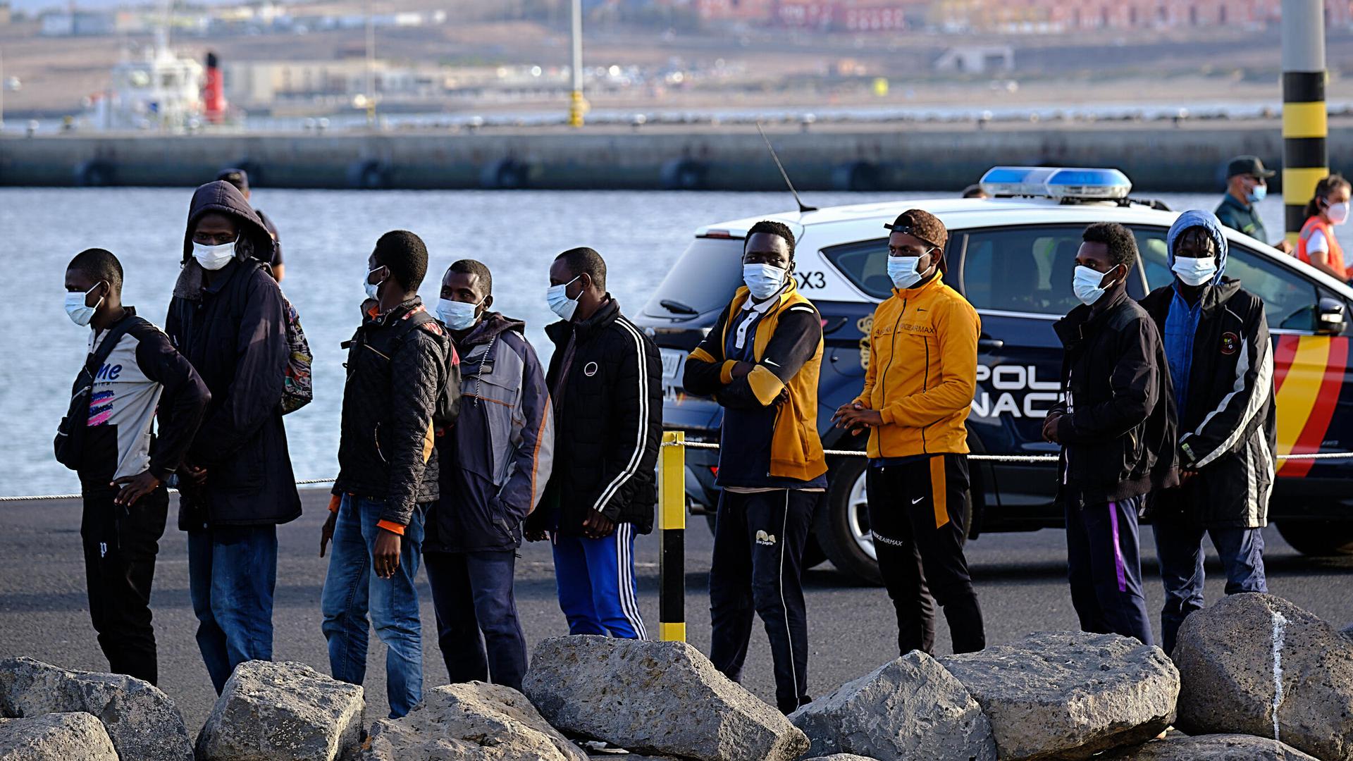 Migranten stehen Schlange, nachdem sie auf Fuerteventura an Land gegangen sind. 58 Migranten, die aus Afrika nach Spanien gelangen wollten, wurden in der Nähe der Insel Fuerteventura gerettet. +++ dpa-Bildfunk +++