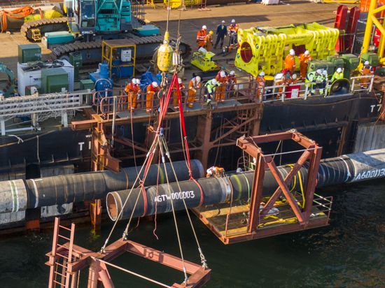Fachleute an Bord des Verlegeschiffs "Fortuna" verbinden in der Ostsee über Wasser Rohre der Nord Stream 2-Pipeline. Mit mehr als anderthalbjähriger Verzögerung hat Russland die umstrittene Ostseepipeline Nord Stream 2 nach Deutschland fertiggebaut. (zu dpa «Gazprom: Ostseepipeline Nord Stream 2 fertiggestellt») +++ dpa-Bildfunk +++