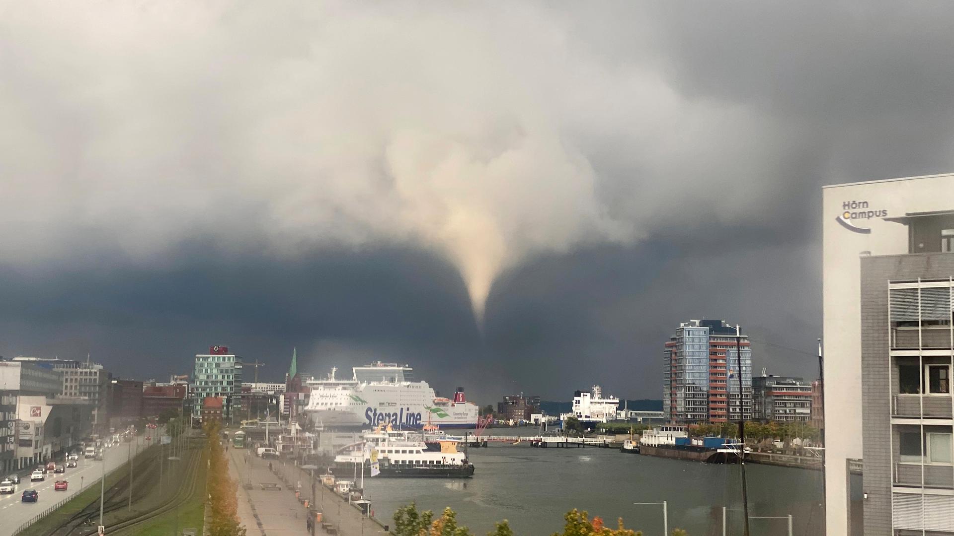 Unvorhersagbare Urgewalt: Tornados sind in vielerlei Hinsicht noch ein Rätsel. Auch in Deutschland gibt es jährlich Dutzende Sichtungen von meist schwächeren Tornados wie hier im vergangenen Herbst in Kiel.