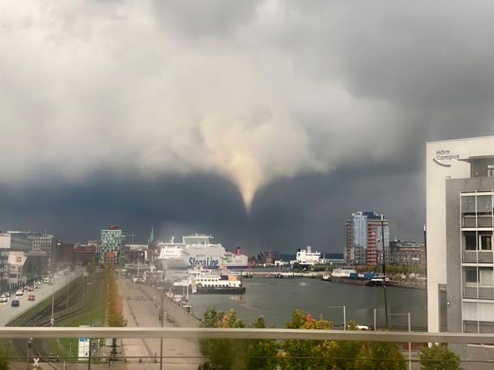 Unvorhersagbare Urgewalt: Tornados sind in vielerlei Hinsicht noch ein Rätsel. Auch in Deutschland gibt es jährlich Dutzende Sichtungen von meist schwächeren Tornados wie hier im vergangenen Herbst in Kiel.