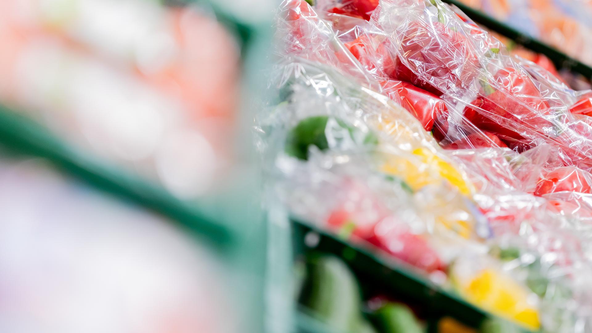 Gemüse in Plastikverpackung liegen in einem Supermarkt. 