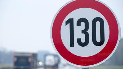 An der Autobahn steht ein Verkehrsschild mit der Geschwindigkeitsangabe von 130 Stundenkilometern, die im folgenden Streckenabschnitt nicht überschritten werden soll. (zu dpa: «Mehrheit in Baden-Württemberg für Tempolimit auf Autobahnen») +++ dpa-Bildfunk +++