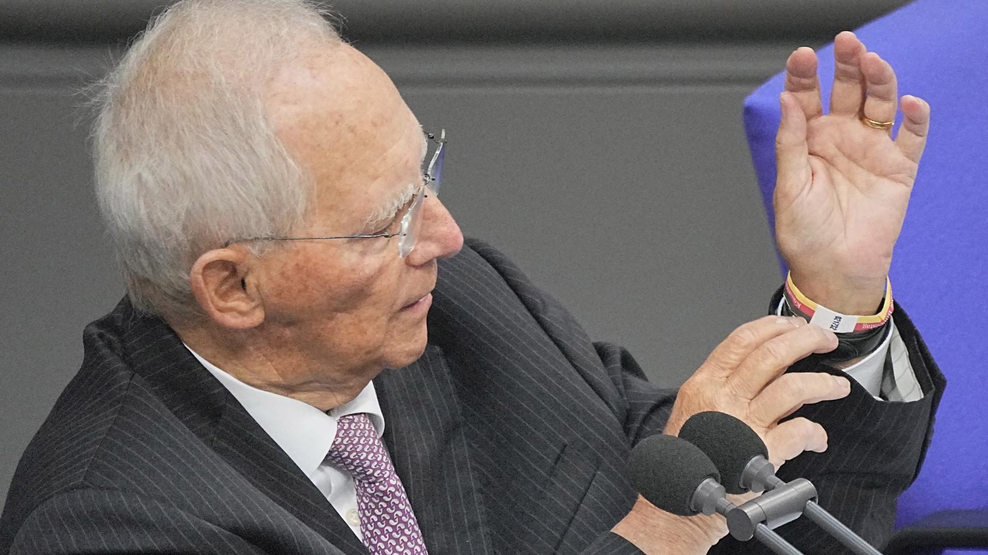 Alterspräsident Wolfgang Schäuble (CDU) spricht bei der konstituierenden Sitzung des neuen Bundestags und trägt dabei das Schwarz-Rot-Goldene 3 G -Armband. +++ dpa-Bildfunk +++