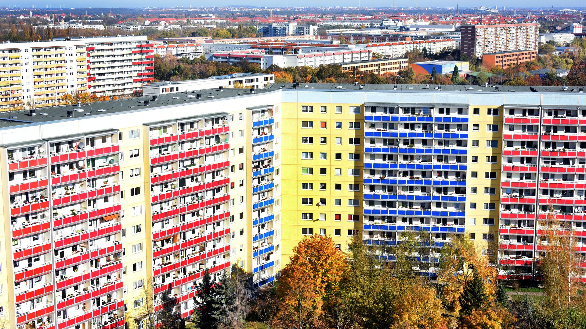 Modernisierte Plattenbauten zwischen Grünanlagen prägen das Bild vom Wohngebiet Grünau im Westen von Leipzig. Im Corona-Krisenjahr haben in Deutschland 8,5 Millionen Menschen in Wohnungen gelebt, die nach europäischer Definition zu wenige Zimmer im Verhältnis zur Personenzahl haben. (zu dpa "Alleinerziehende und Städter leben häufiger in beengten Verhältnissen") +++ dpa-Bildfunk +++