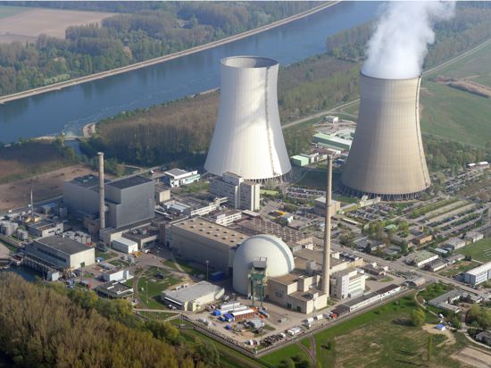 Ende eines umstrittenen Wahrzeichens: An Silvester 2020 wird das Atomkraftwerk Philippsburg II abgeschaltet, wenige Monate später fallen nach einer gezielten Sprengung auch die riesigen Kühltürme der Anlage, die jahrzehntelang weithin sichtbar das Zeitalter der Kernenergie am Rhein repräsentiert haben.