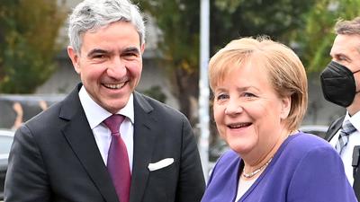Späte Ehrung: Stephan Harbarth, Präsident des Bundesverfassungsgerichts, und Kanzlerin Angela Merkel vor Beginn des Festakts in Karlsruhe.