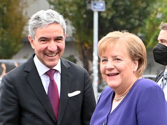 Späte Ehrung: Stephan Harbarth, Präsident des Bundesverfassungsgerichts, und Kanzlerin Angela Merkel vor Beginn des Festakts in Karlsruhe.