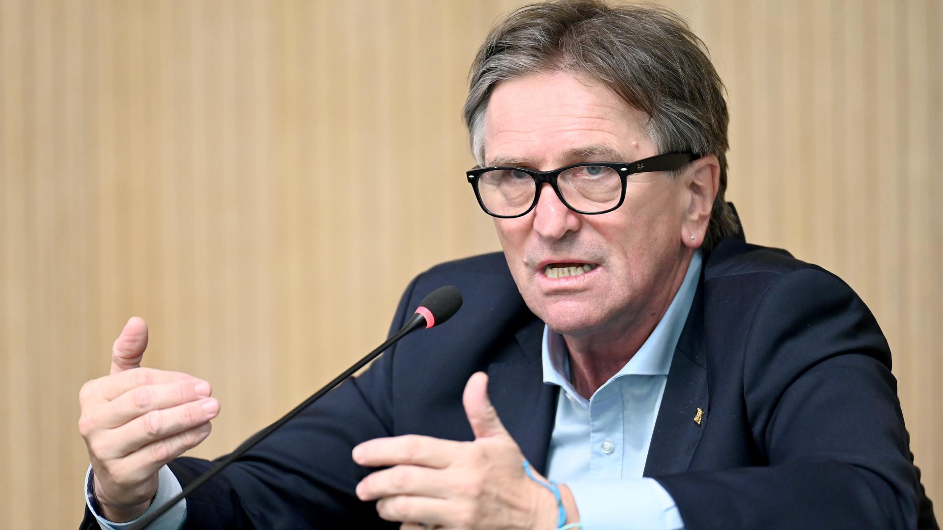 Manfred Lucha (Grüne), Minister für Soziales und Integration in Baden-Württemberg, spricht bei einer Regierungs-Pressekonferenz im Landtag zu Journalisten. (zu dpa "Gesundheitsminister kritisiert Rationierung von Biontech-Impfstoff") +++ dpa-Bildfunk +++