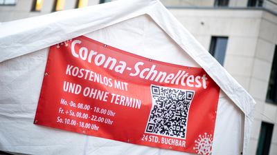 Ein Banner mit der Aufschrift „Corona-Schnelltest“ hängt an einem Zelt auf dem Marktplatz im Stadtzentrum. Das Robert Koch-Institut gibt die Sieben-Tage-Inzidenz für den Landkreis Friesland mit 165,7 an. +++ dpa-Bildfunk +++
