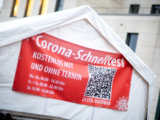 Ein Banner mit der Aufschrift „Corona-Schnelltest“ hängt an einem Zelt auf dem Marktplatz im Stadtzentrum. Das Robert Koch-Institut gibt die Sieben-Tage-Inzidenz für den Landkreis Friesland mit 165,7 an. +++ dpa-Bildfunk +++