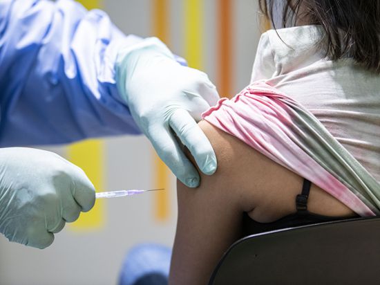 Eine Person wird im Impfzentrum Tegel von einem Impfarzt gegen das Coronavirus geimpft. Der Bundestag debattiert am Mittwoch erstmals ausführlich über die Einführung einer allgemeinen Impfpflicht in Deutschland. +++ dpa-Bildfunk +++