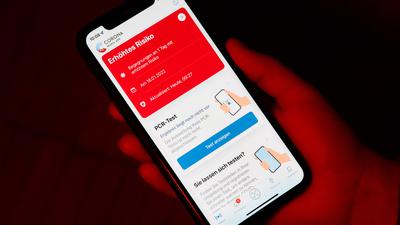 Rot bedeutet Virusalarm: Auf vielen Millionen Smartphones in Deutschland dürfte noch die Corona-App installiert sein. Allerdings hat sie für die Nutzer mit dem Rückgang der Inzidenzen ihre Bedeutung verloren, weswegen der Warner bald inaktiv wird. 