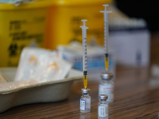 Spritzen mit Impfstoff werden für die Corona-Impfaktion vorbereitet.