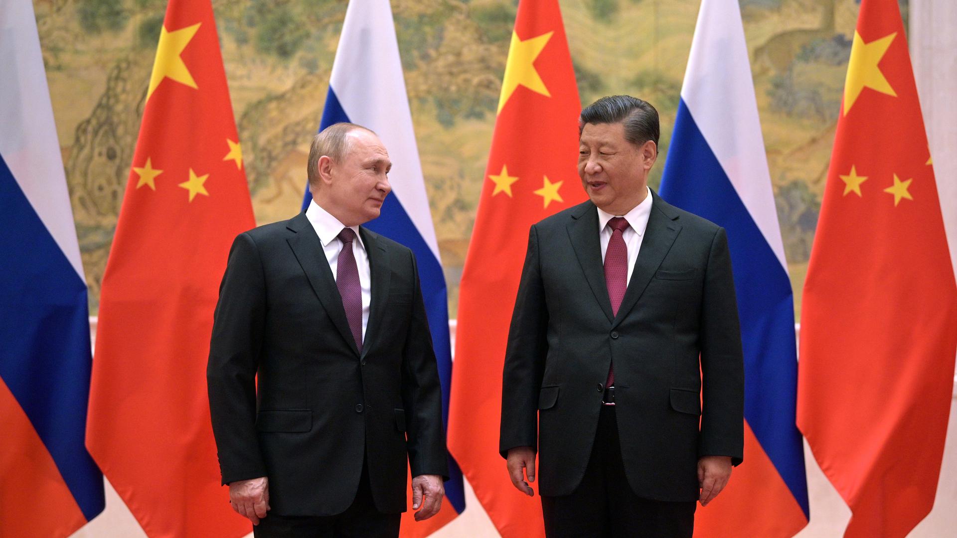 Der chinesische Präsident Xi Jinping (r) und der russische Präsident Wladimir Putin vor ihren Gesprächen. Der russische Präsident Wladimir Putin ist am 04.02.2022 zu einem Besuch in Chinas Hauptstadt Peking eingetroffen. Zunächst ist ein Arbeitsessen mit Staats- und Parteichef Xi Jinping geplant, wie die russische Nachrichtenagentur Tass berichtete. Dabei dürfte es auch um den Konflikt zwischen Russland und der Ukraine gehen. +++ dpa-Bildfunk +++