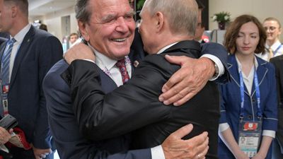 Zwei, die sich immer verstanden haben: Gerhard Schröder (links), ehemaliger Bundeskanzler und Wladimir Putin, Russlands Präsident, lassen sich ihre enge Freundschaft durch nichts trüben.