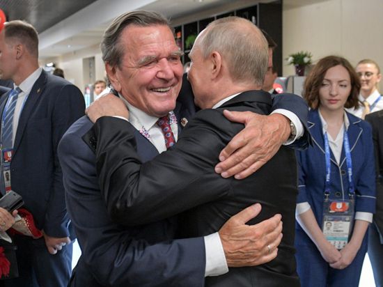 Gerhard Schröder (SPD, l), ehemaliger Bundeskanzler, umarmt Wladimir Putin