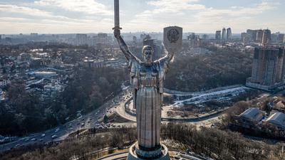 Mutter-Heimat-Statue in Kiew als patriotisches Symbol: Obwohl die Ukrainer und Russen auf menschlicher Ebene sehr viel verbindet, fühlen sich in der ehemaligen Sowjetrepublik viele Menschen ihrem Heimatland sehr verbunden und sind dazu bereit, es mit Waffen in den Händen zu verteidigen.