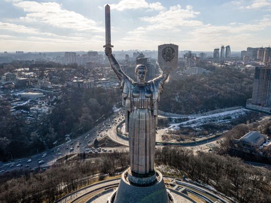 Mutter-Heimat-Statue in Kiew als patriotisches Symbol: Obwohl die Ukrainer und Russen auf menschlicher Ebene sehr viel verbindet, fühlen sich in der ehemaligen Sowjetrepublik viele Menschen ihrem Heimatland sehr verbunden und sind dazu bereit, es mit Waffen in den Händen zu verteidigen.