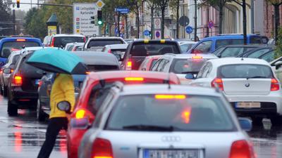 Verstopfte Straßen als häufiges Ärgernis: In Karlsruhe standen die Autofahrer nach Angaben eines US-Verkehrsdatenanbieters im vergangenen Jahr im Schnitt 28 Stunden in Staus. 