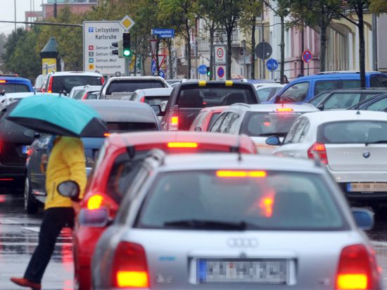 Verstopfte Straßen als häufiges Ärgernis: In Karlsruhe standen die Autofahrer nach Angaben eines US-Verkehrsdatenanbieters im vergangenen Jahr im Schnitt 28 Stunden in Staus. 