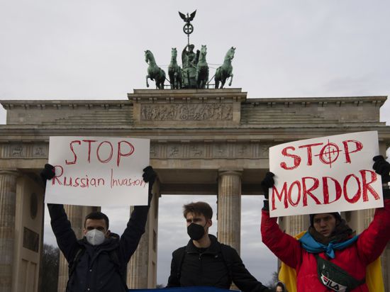 Protest gegen den Krieg: Teilnehmer an einer Solidaritäts-Demonstration für die Ukraine auf dem Pariser Platz in Berlin.