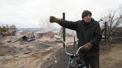 Angst und Zerstörung: Ein Anwohner zeigt die Trümmer eines Hauses nach russischem Beschuss außerhalb der ukrainischen Hauptstadt Kiew.