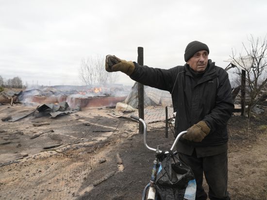 Angst und Zerstörung: Ein Anwohner zeigt die Trümmer eines Hauses nach russischem Beschuss außerhalb der ukrainischen Hauptstadt Kiew.