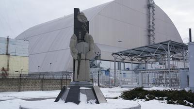 Alarm in der Atomruine: Nach der Eroberung des ehemaligen ukrainischen Atomkraftwerks Tschernobyl durch Russlands Truppen wurde die externe Stromversorgung des in einen Sarkophag eingeschlossenen Reaktors beschädigt. Das könnte über einen längeren Zeitraum seine Sicherheit gefährden.