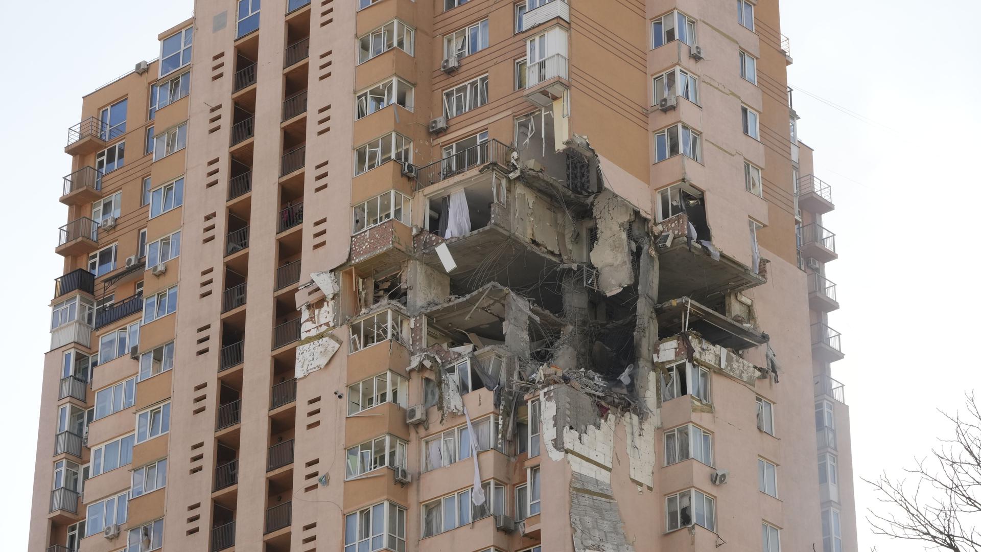 Ein Wohnhaus, das nach einem Raketenangriff am 26. Februar 2022, beschädigt wurde. Russische Truppen haben den erwarteten Angriff auf die Ukraine gestartet und drangen in die Hauptstadt vor. +++ dpa-Bildfunk +++