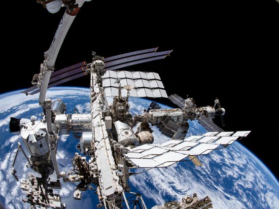 Zusammenarbeit infrage gestellt: Die Internationale Raumstation ISS umkreist seit 1998 unseren Planeten. In Russland gibt es Überlegungen, früher aus dem gemeinsamen Forschungsprojekt im All auszusteigen als bislang geplant.