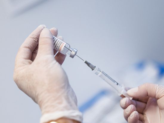 Eine Krankenschwester zieht im Impfzentrum Freising den Impfstoff Nuvaxovid vom Hersteller Novavax auf eine Spritze auf. Gut zwei Wochen nach dem Start der Novavax-Impfungen in Bayern ist die Nachfrage weiter gering. (zu dpa «Hoffnungsträger Novavax wird in Bayern zum Ladenhüter») +++ dpa-Bildfunk +++