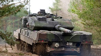 Ein Kampfpanzer vom Typ Leopard 2 A7V vom dem Lehrbataillon 93 der Bundeswehr fährt während einer Übung zur Gefechtsaufklärung auf dem Truppenübungsplatz. Bundeskanzler Scholz (SPD) hat der Unionsfraktion eine Einbindung in die Diskussion über Entscheidungen zur besseren Ausstattung der Bundeswehr zugesagt. +++ dpa-Bildfunk +++