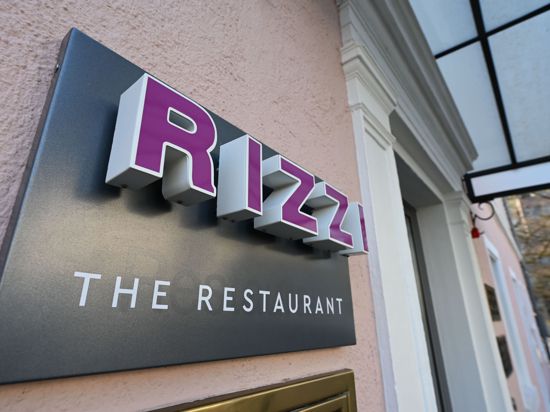 Der Konflikt brodelt weiter: Das bekannte Baden-Badener Restaurant Rizzi hat im Streit mit seinem entlassenen ukrainischen Mitarbeiter einige Fehler eingestanden, während Igor G. und seine Ehefrau Hetze und Diskriminierung beklagen.