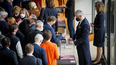 Karl Lauterbach (M, SPD), Bundesminister für Gesundheit, gibt seinen Stimmzettel für eine Abstimmung im Bundestag ab. gibt seinen Stimmzettel für eine Abstimmung im Bundestag ab. Der Bundestag stimmt später über eine Impfpflicht gegen das Coronavirus ab. +++ dpa-Bildfunk +++