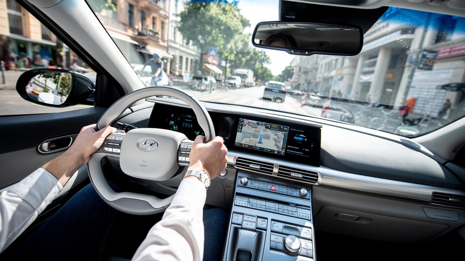 Moderne Navigationssysteme erleichtern das Fahren im Auto. In Zukunft werden sich die intelligenten, sprachgesteuerten Fahrzeuge noch mehr auf die Nutzer einstellen und an ihre Bedürfnisse „denken“.