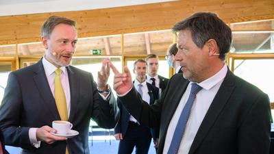 Christian Lindner (l, FDP), Bundesfinanzminister, und Robert Habeck (Bündnis 90/Die Grünen) stehen bei den Familienunternehmer-Tagen 2022 im Expowal. +++ dpa-Bildfunk +++